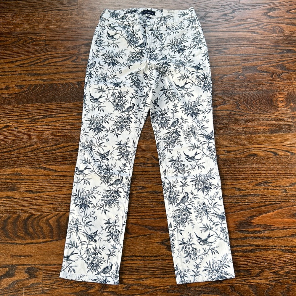 NWT 5-pocket straight leg, design pattern jeans. Size 6.